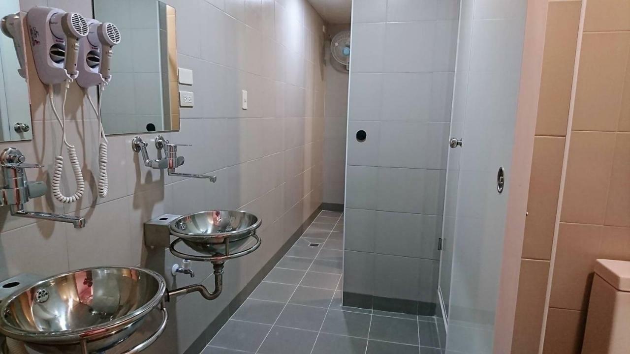 Temple Side Hostel Тайнань Экстерьер фото