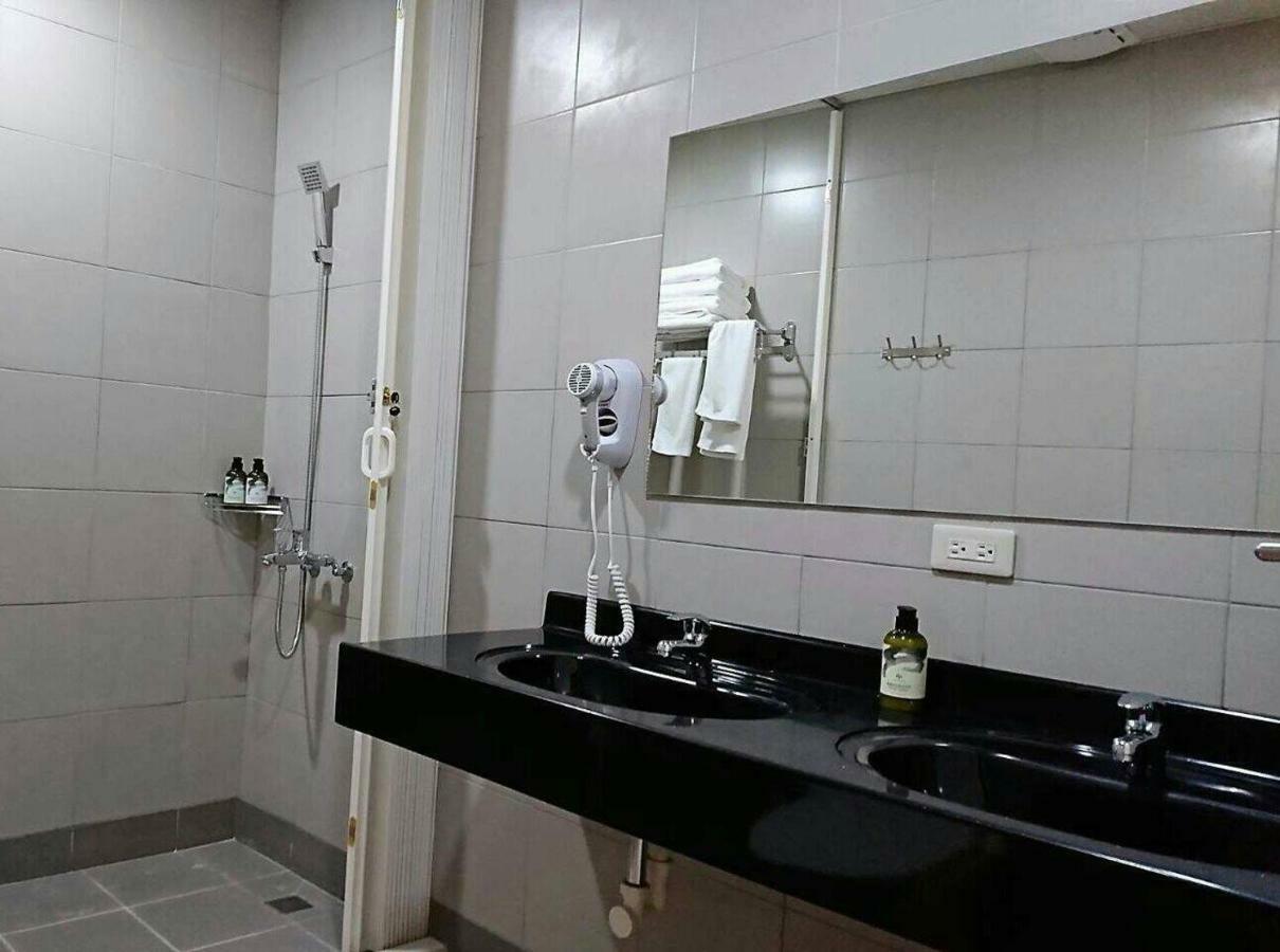 Temple Side Hostel Тайнань Экстерьер фото