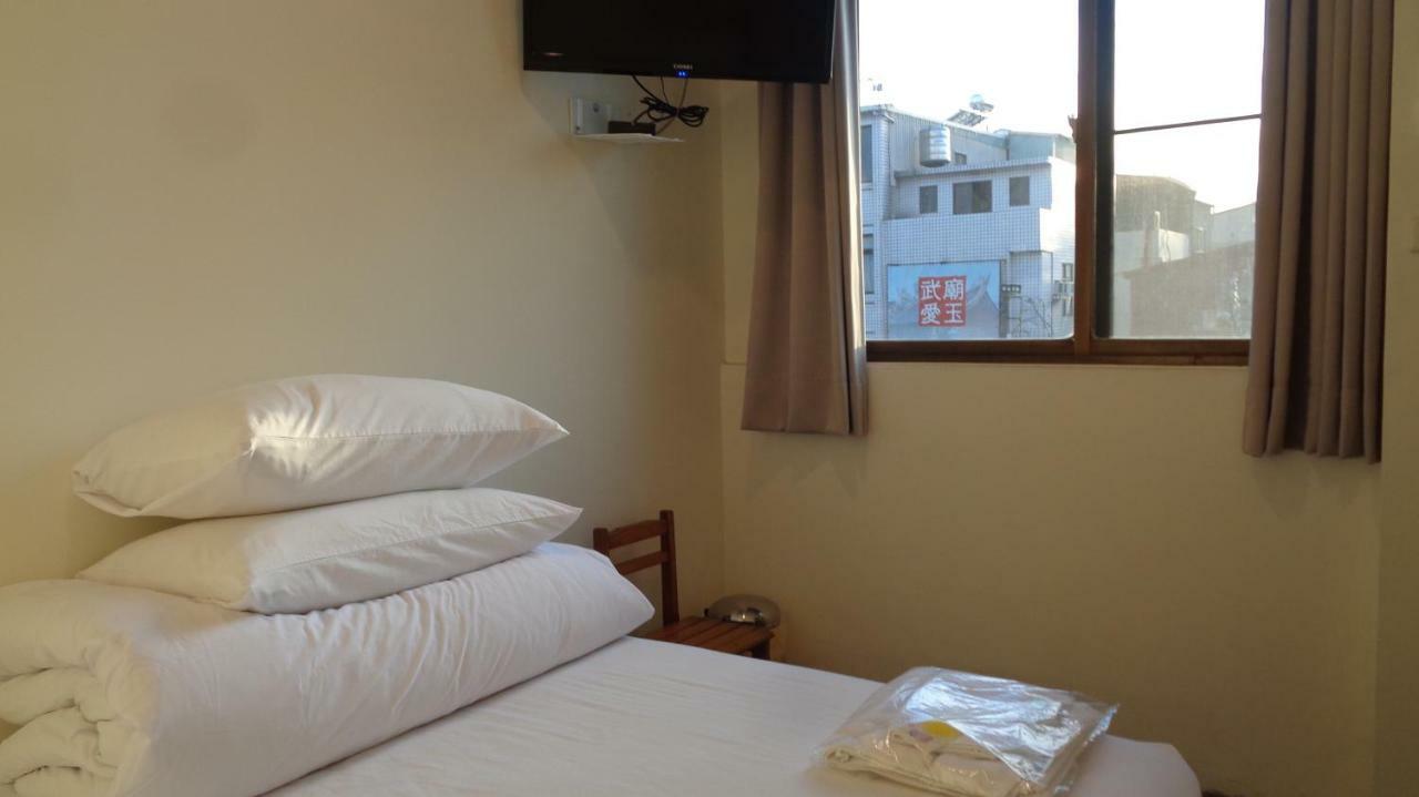 Temple Side Hostel Тайнань Экстерьер фото