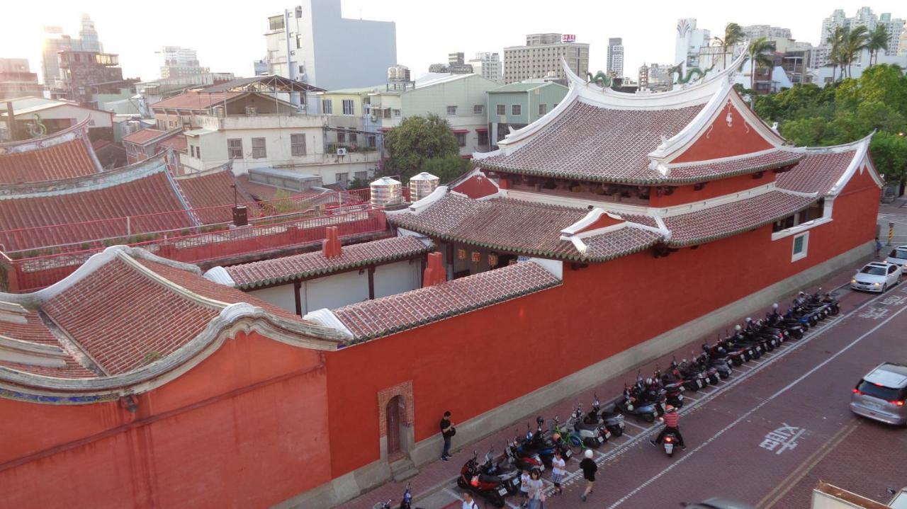 Temple Side Hostel Тайнань Экстерьер фото