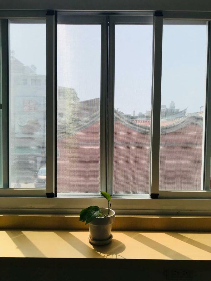 Temple Side Hostel Тайнань Экстерьер фото
